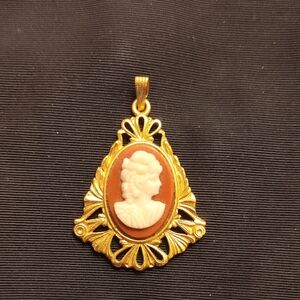 Vintage Gold‑Tone Cameo Brooch • Mid‑Century Classic